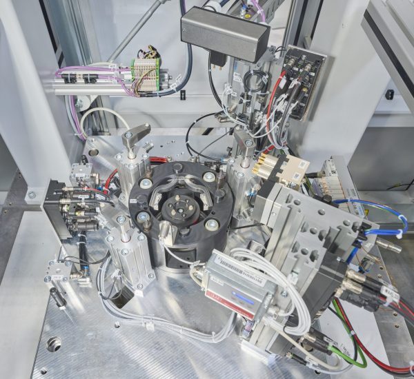 The Sonplas GmbH machine performs a dynamic EOL test.