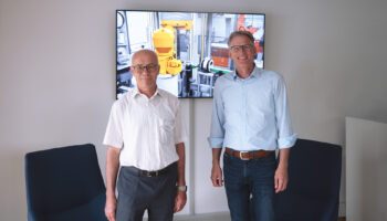 Zu sehen sind Professor Filz (HTL Wien) und Christian Eckl (Sonplas), die nebeneinander in die Kamera lachen.