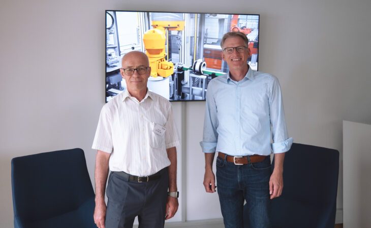 Zu sehen sind Professor Filz (HTL Wien) und Christian Eckl (Sonplas), die nebeneinander in die Kamera lachen.