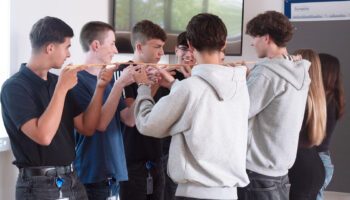 Die neuen Auszubildenden führen eine Team-building-Aktivität durch.