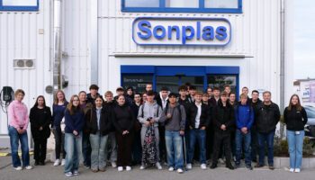 Zu sehen sind die Schülerinnen und Schüler mit ihren Lehrkräften. Auch Patricia, Johanna und Victoria sind mit abgebildet.