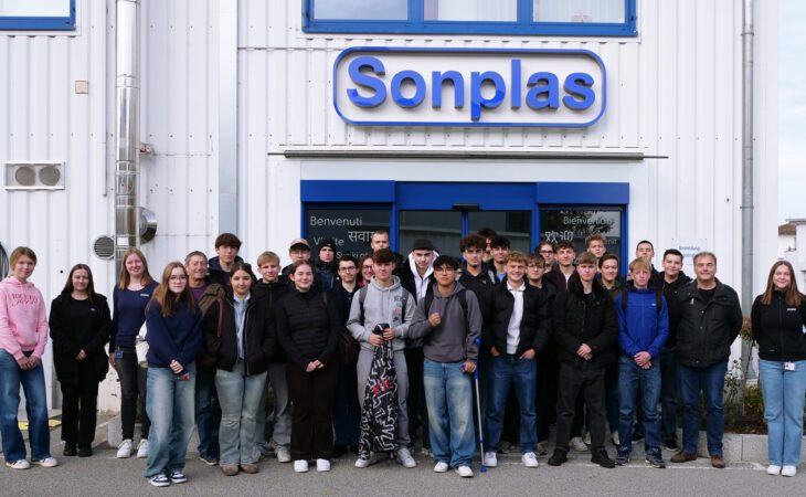 Zu sehen sind die Schülerinnen und Schüler mit ihren Lehrkräften. Auch Patricia, Johanna und Victoria sind mit abgebildet.