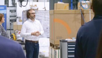 Zu sehen ist der Geschäftsführer Christian Wachtmeister, der gerade mehr zu einem Projekt erzählt