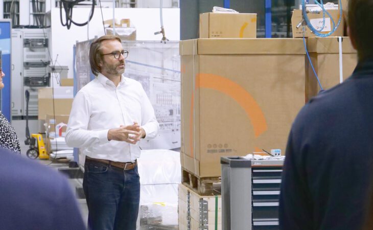 Zu sehen ist der Geschäftsführer Christian Wachtmeister, der gerade mehr zu einem Projekt erzählt