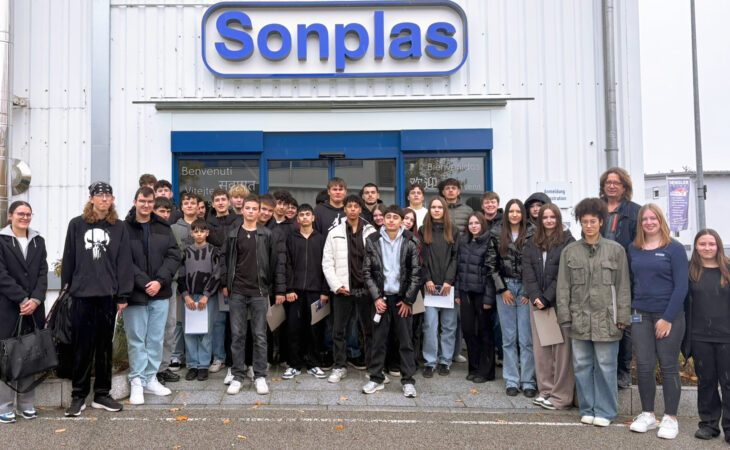 Zu sehen ist ein Gruppenfoto der Schülerinnen und Schüler mit ihren Lehrkräften