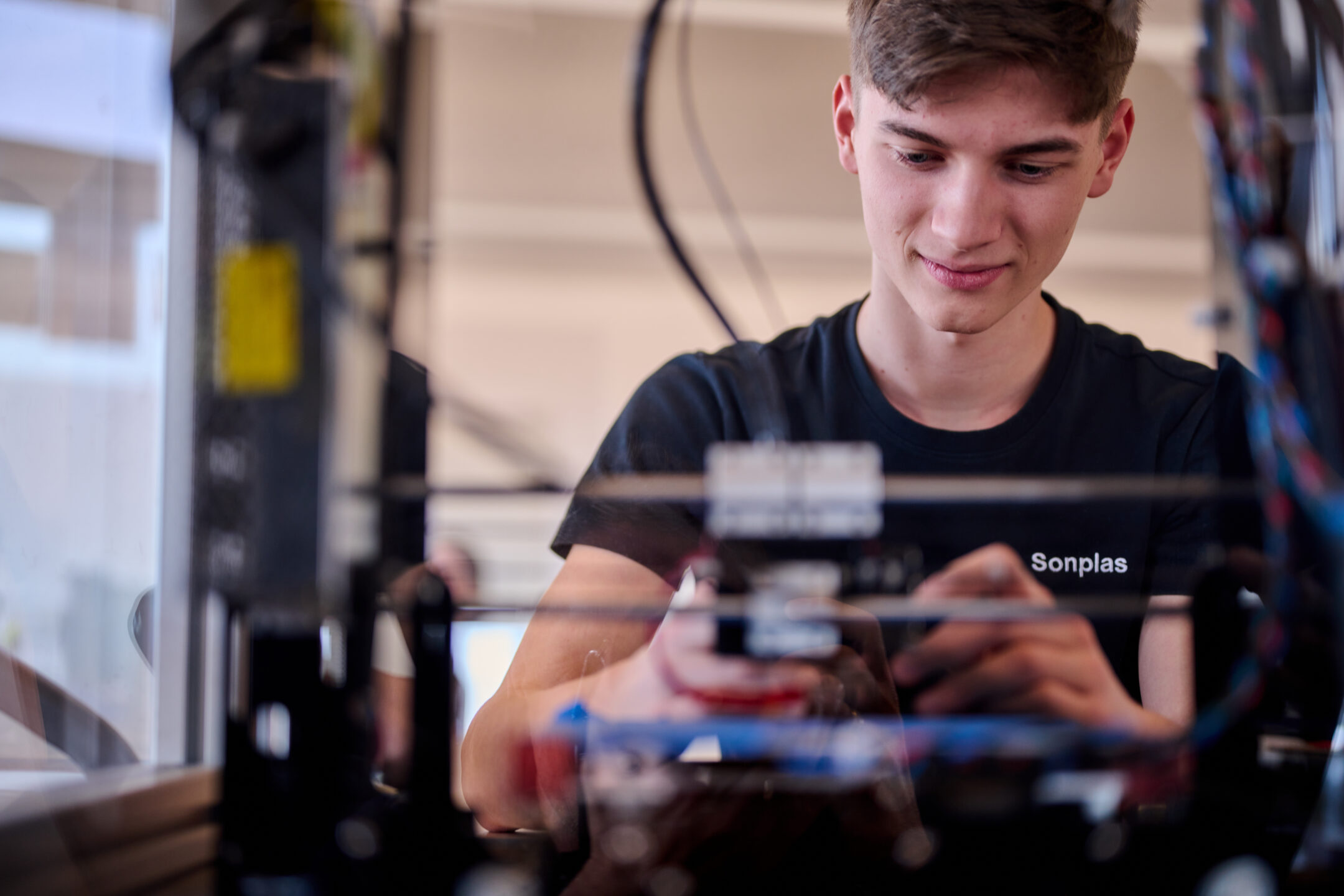 Sonplas Mitarbeiter montiert etwas