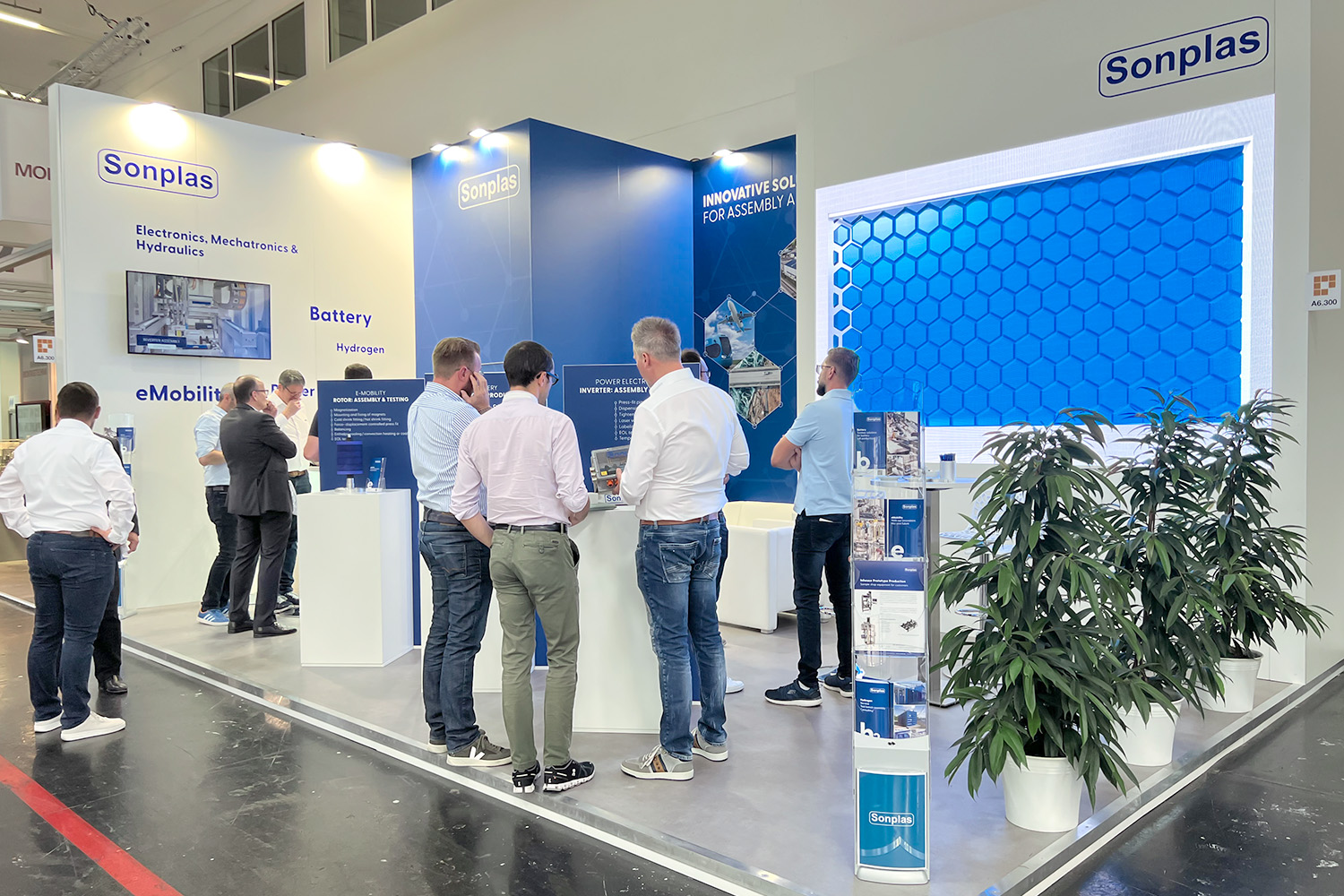 Sonplas-Messestand mit Besuchenden und Teammitgliedern im Gespräch