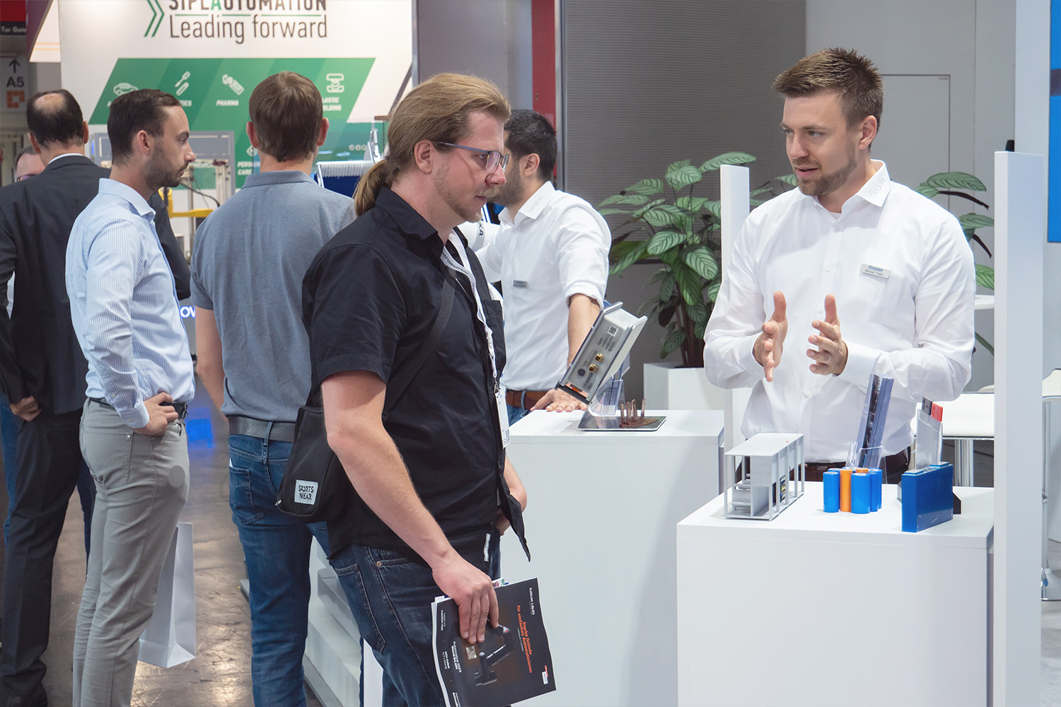 Michael Frankl im Gespräch mit einem Messebesucher auf einem Sonplas-Messestand