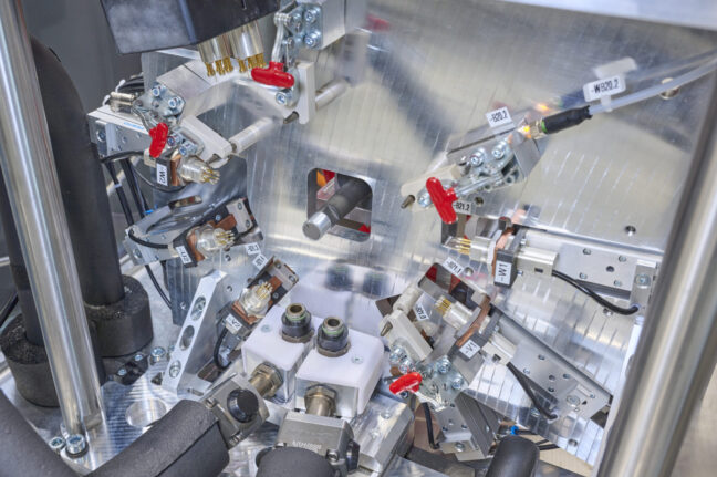 Nahaufnahme Kontaktierungen für Inverterprüfstand