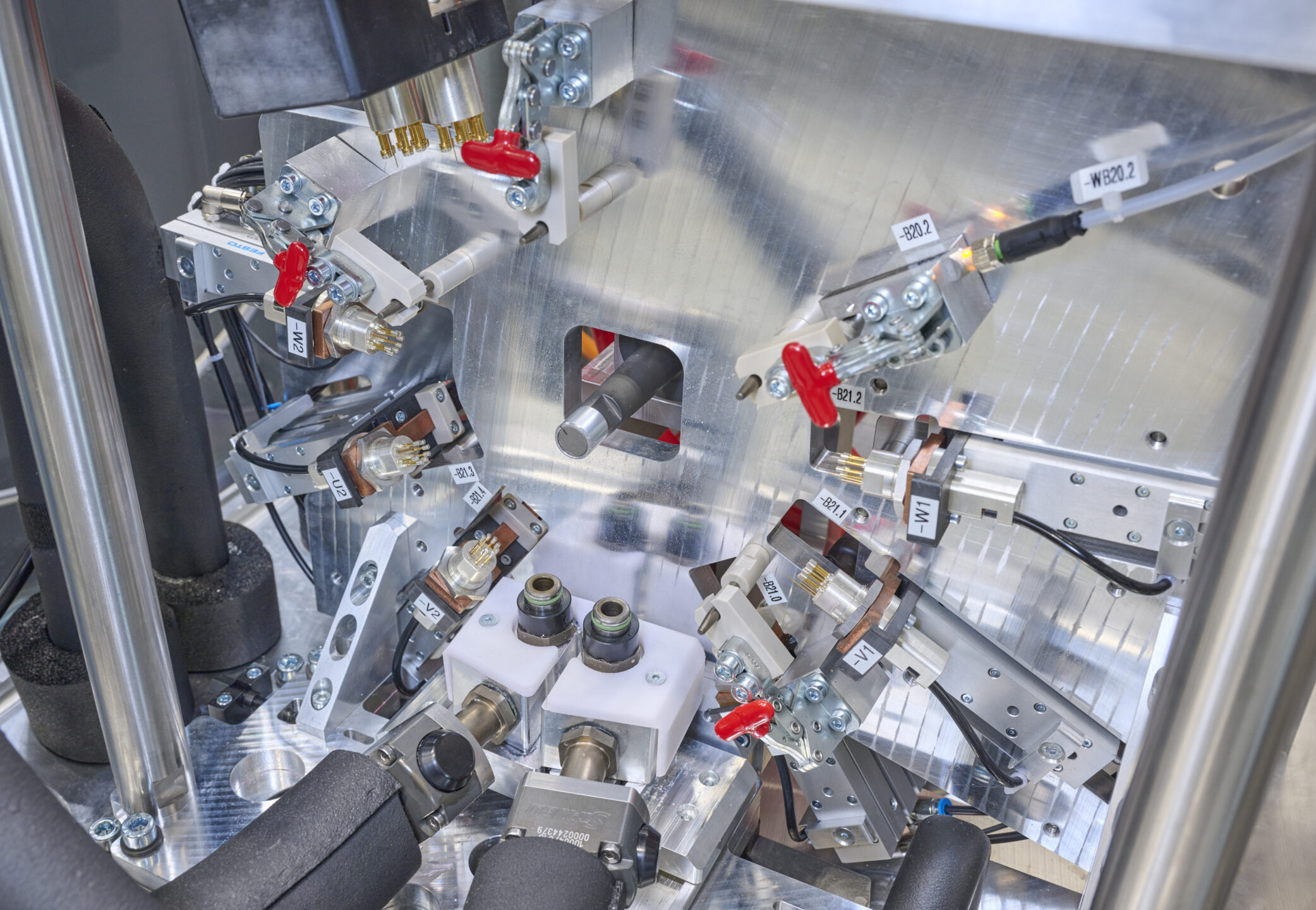 Nahaufnahme Kontaktierungen für Inverterprüfstand