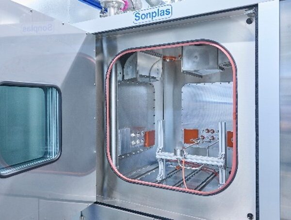 Bild 4: In der Kammer befindet sich eine individuell gestaltbare Basisplatte und C-Profile für kundenspezifische Installationen von Prüfaufbauten.