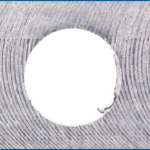 Bauteilloch vor der HERO-Bearbeitung mit Grate