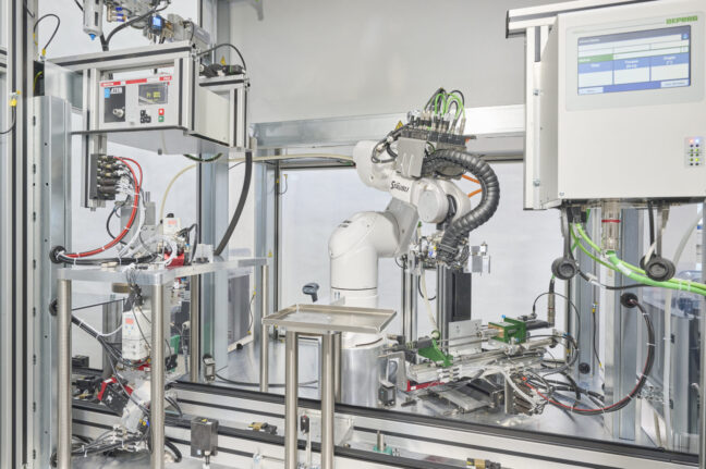 Ansicht auf Schraub- und Fügestation in einer Anlage