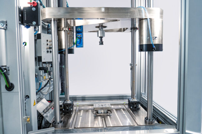 Sicht auf Stoßdämpferprüfstand