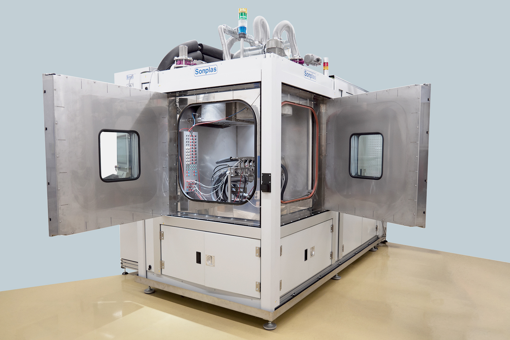 Vorderansicht auf Thermokammer mit offenen Türen