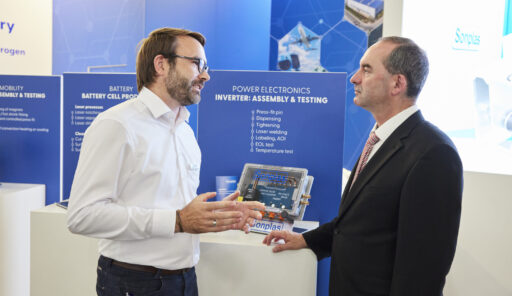 Hubert Aiwanger besucht Sonplas auf der automatica in München