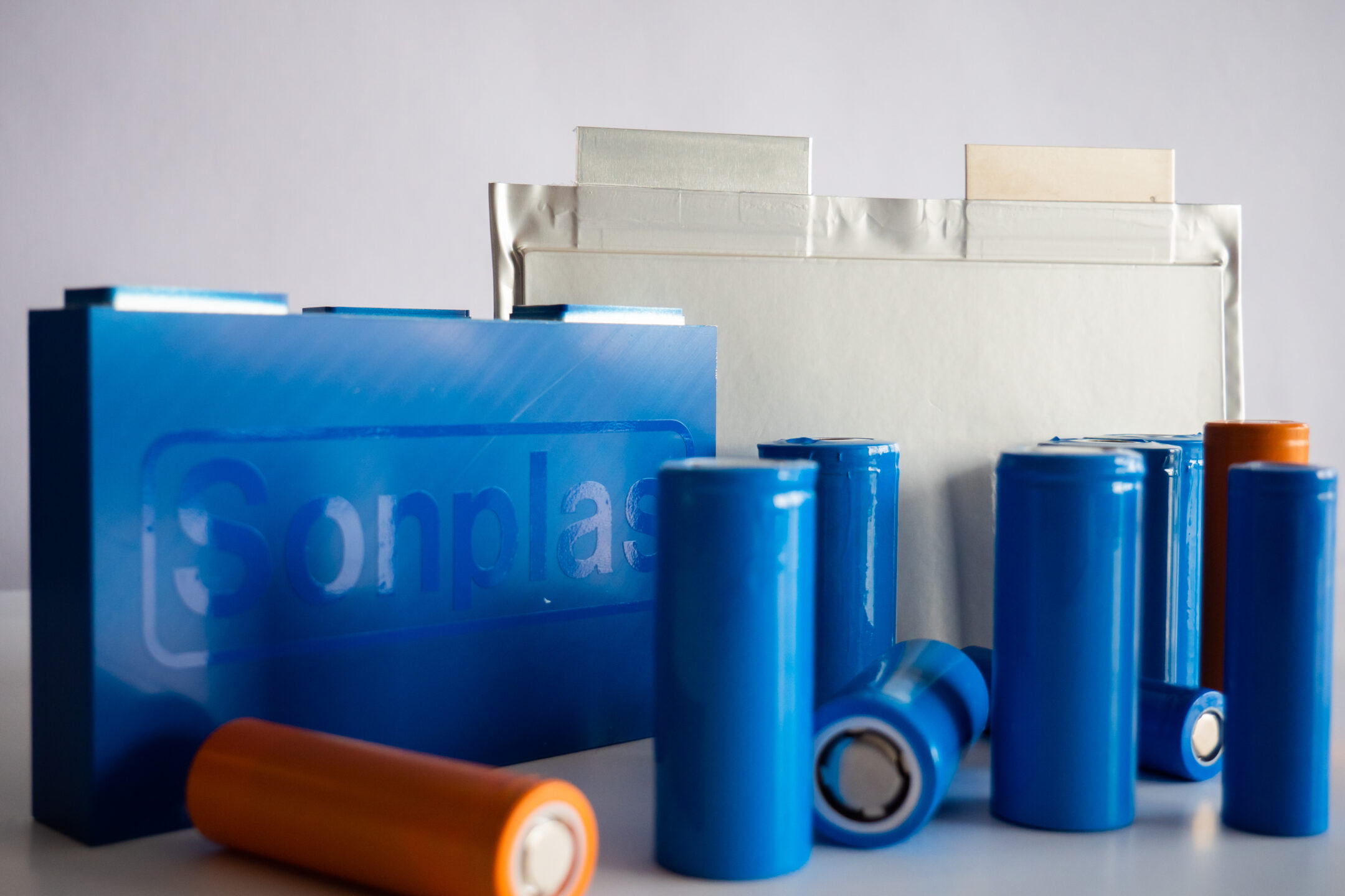 Bild mit mehreren Batterien, stehend auf einem Tisch