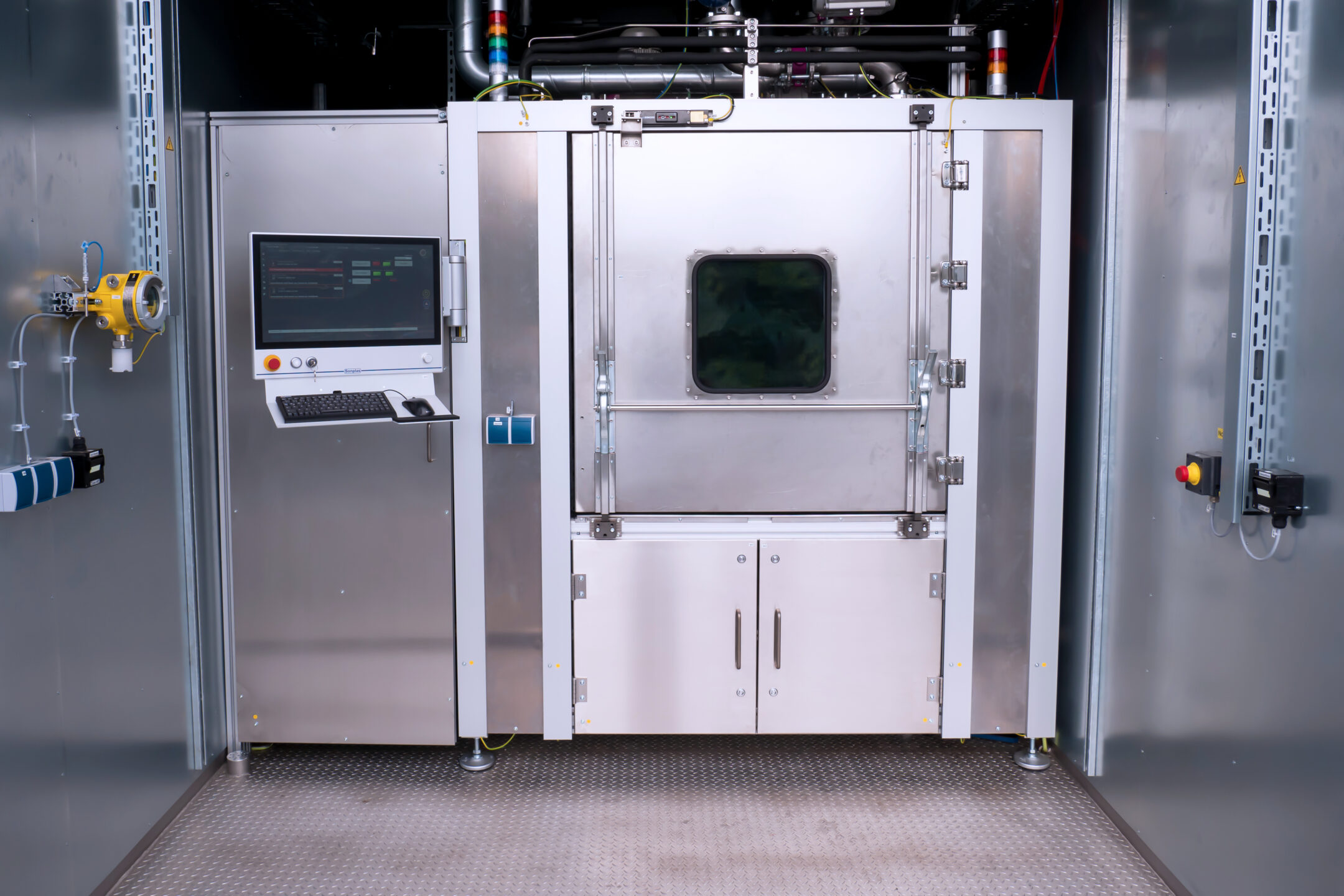 Ansicht von vorne auf den BoP Prüfstand mit geschlossener Tür